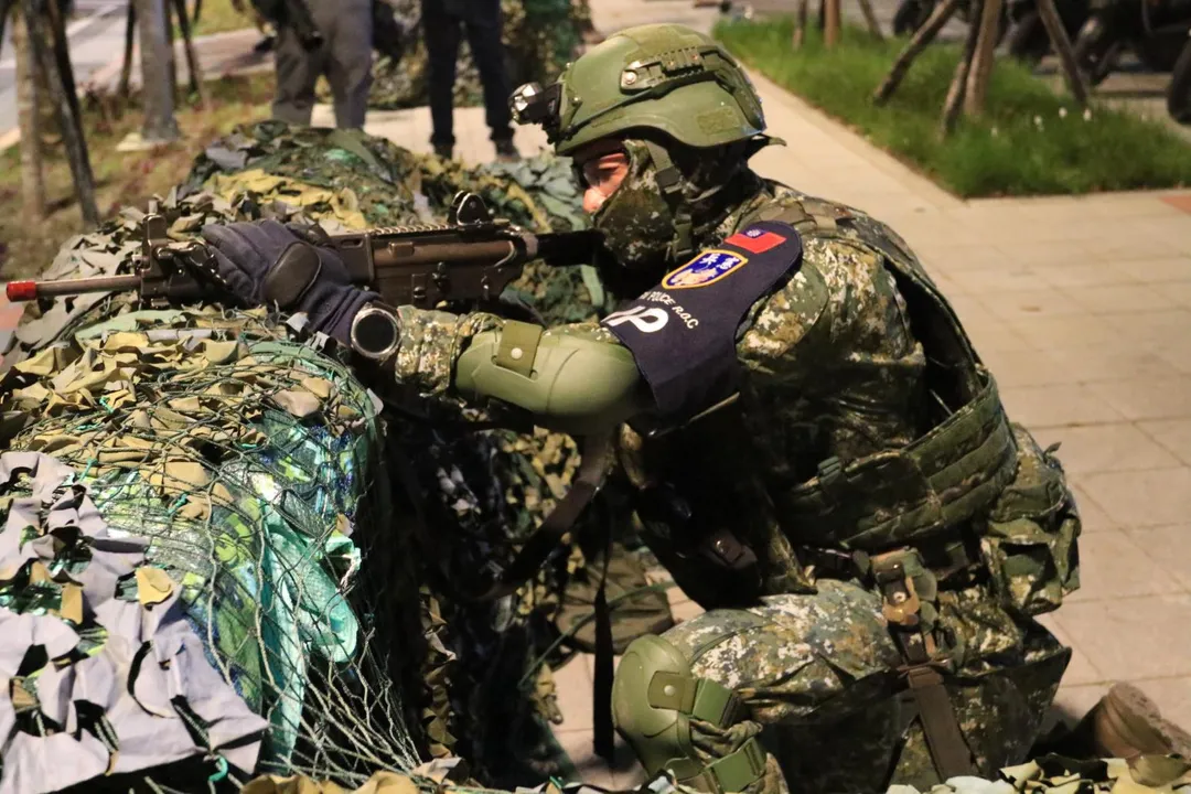 萬板大橋台北端的憲兵防禦陣地，注意T91步槍上並未加裝快瞄鏡或夜視瞄準鏡。(圖/宋玉寧攝)