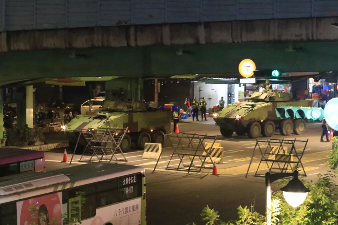 裝憲營CM34戰鬥車在萬板大橋台北端反擊。(圖/宋玉寧攝)