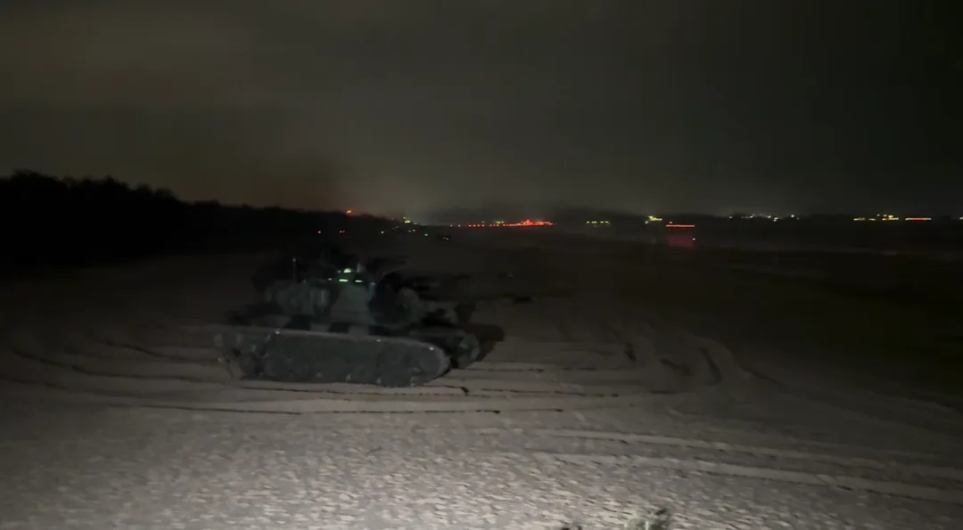 陸軍金門防衛指揮部各部隊及九大離島守備隊夜間運用建制武器，戰、甲車及各式火砲，實施「聯合灘岸火殲」實彈射擊。（圖／金防部提供）