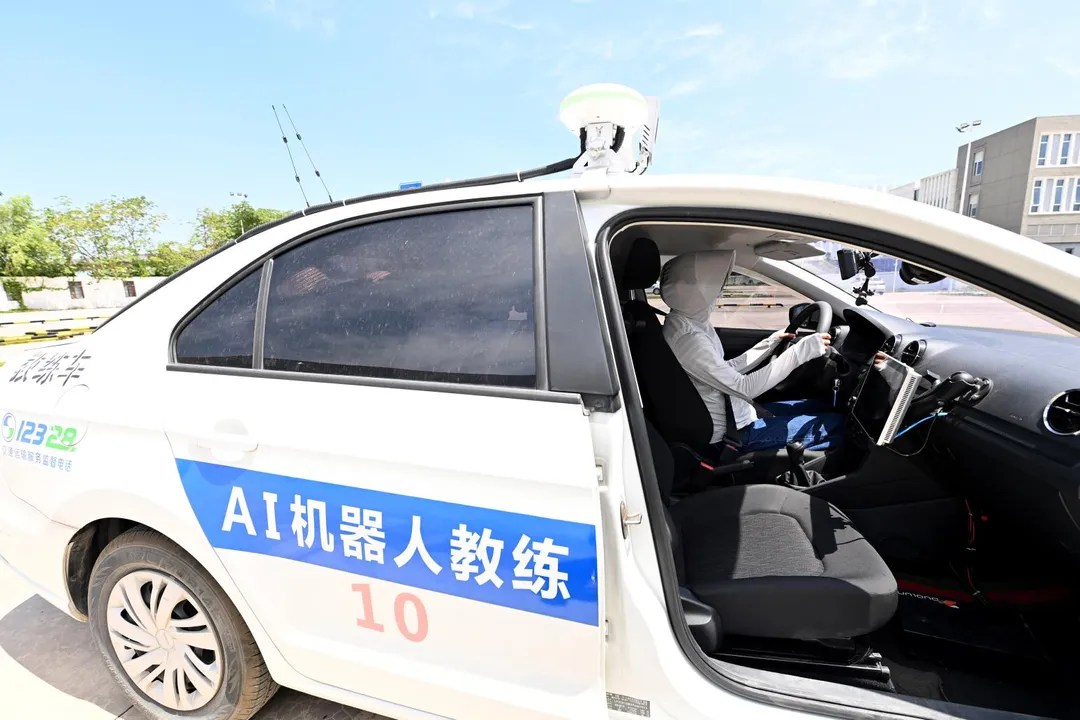 柯科塔伊洛稱核心產業將被AI與機器人接手已是趨勢。圖為大陸浙江駕訓班內拍攝的AI智慧教練車。（示意圖／新華社）