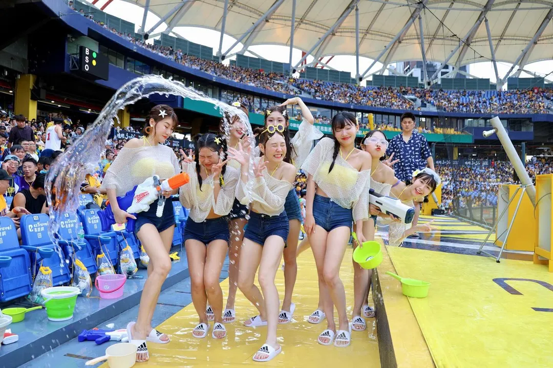中信兄弟12、13日在台中洲際棒球場舉辦「涼水祭」活動。 （圖／翻攝自Passion Sisters 中信兄弟啦啦隊臉書）
