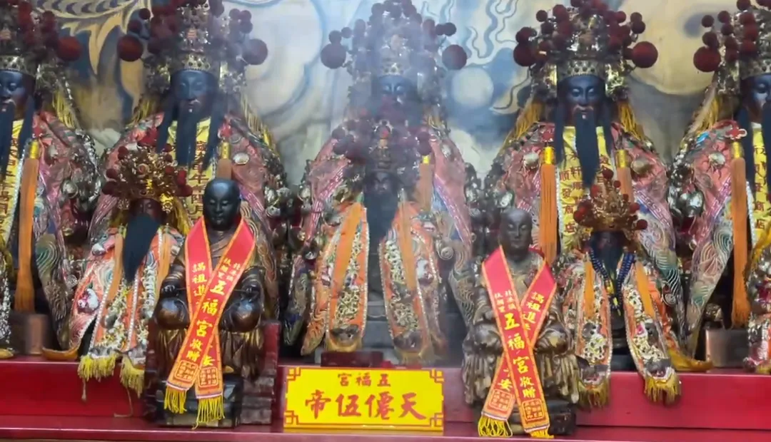 屏東縣萬丹鄉下蚶普庵壇供奉的董公祖神像，在失蹤26年後終於尋獲蹤跡。（圖／中天新聞）