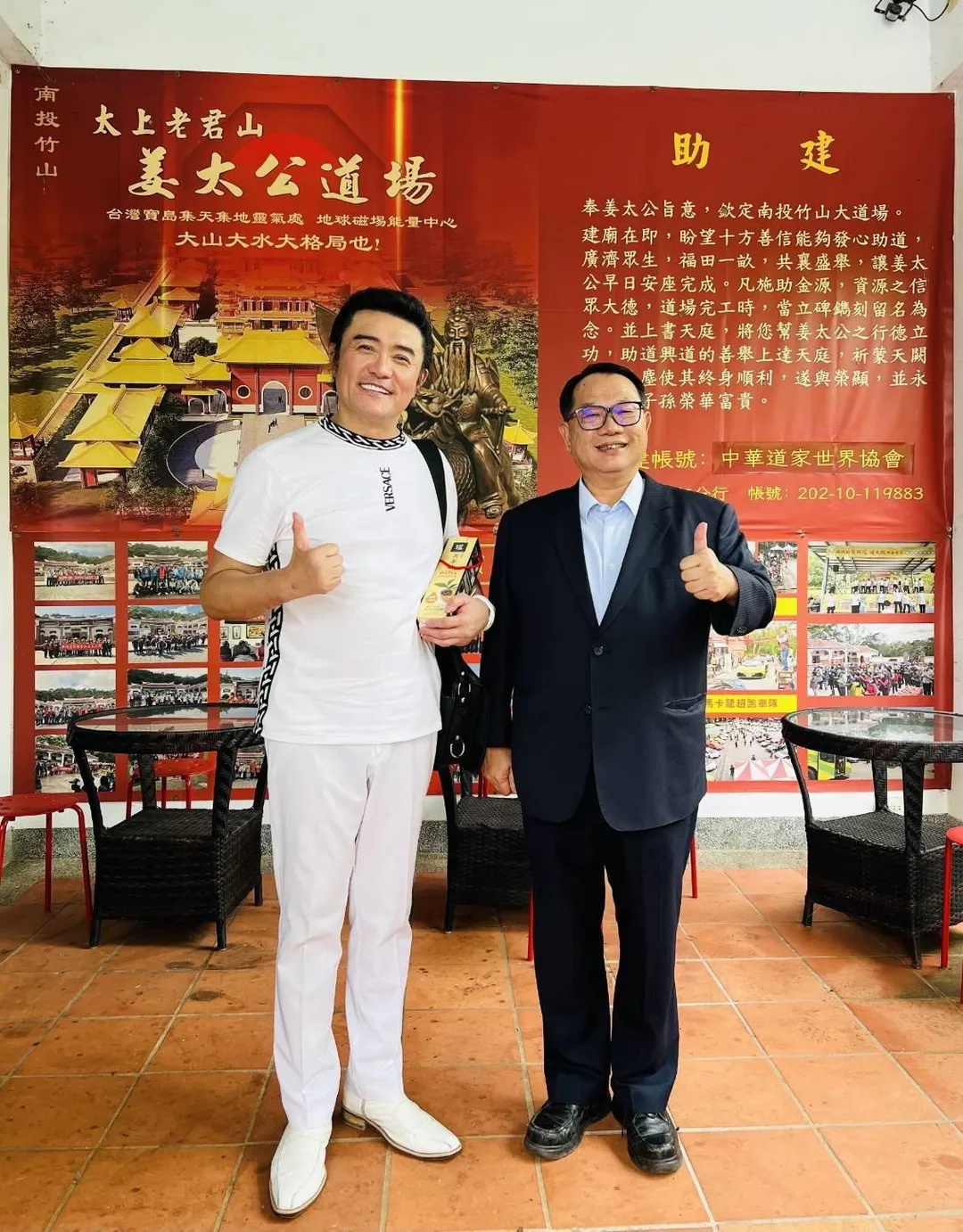 李㼈（左）發願助建姜太公道場，製作苦茶油麵線與遊客分享。右為道場主席羅世新。