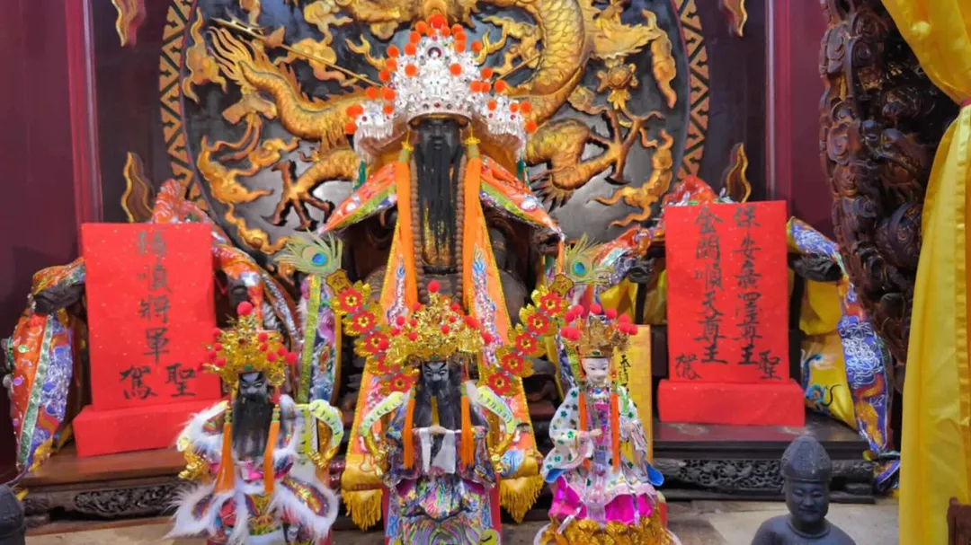 普濟殿在「王巡醮」王府中仍保留西羅殿與馬公廟的神位。（圖／Lin Wenyang授權）