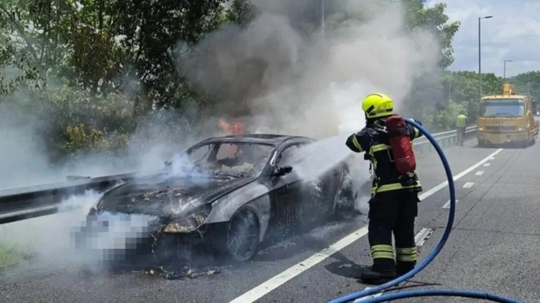 南投二手賓士車交車兩天，沒想到竟然發生火燒車意外，整輛車燒成一團火球。（圖／翻攝畫面）