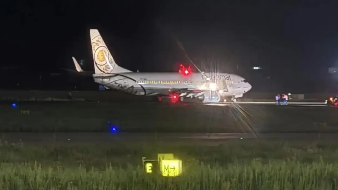 緬甸航空客機降落昆明機場時折斷起落架。（圖／翻涉極目新聞）