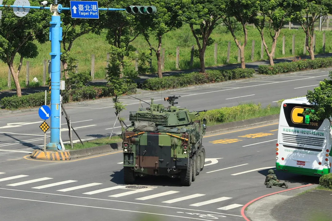 實施戰術後撤的CM34戰鬥車，路旁可見趴在地面反擊的第269旅官兵。(圖/宋玉寧攝)