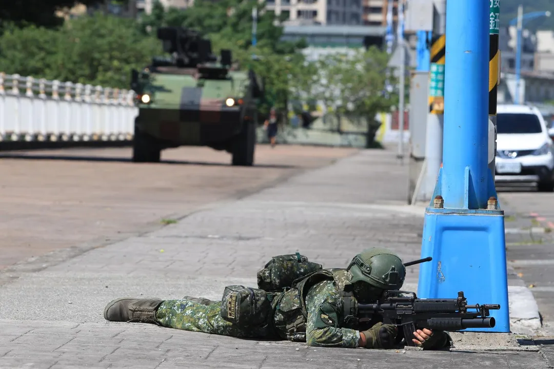 第269旅官兵在八里街頭進行縱深防禦，背景可見雲豹8輪裝甲車。(圖/宋玉寧攝)