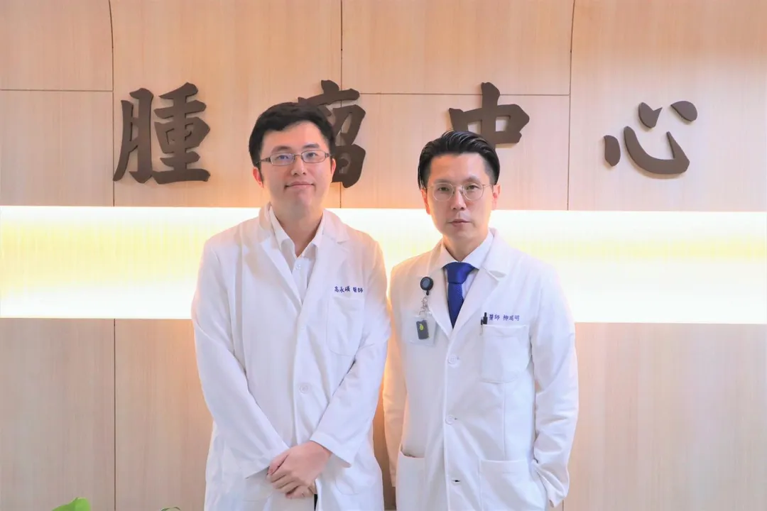 放射腫瘤科醫師高永碩(左)泌尿科醫師柳瑞明(右)。(圖/衛生福利部桃園醫院)
