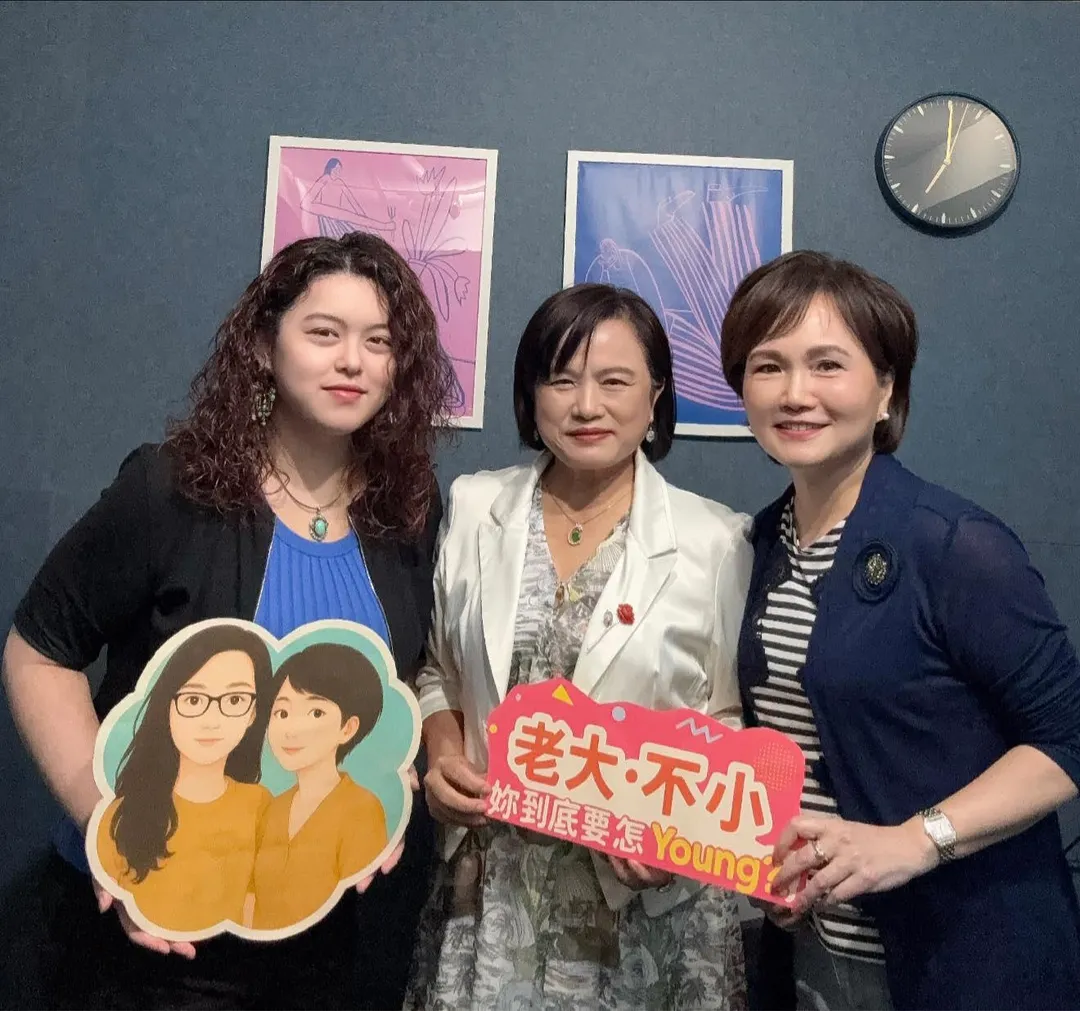 資深主播沈春華（右）在節目中邀請余淑杏律師（中）分享遺囑相關知識。（圖／翻攝自沈春華臉書）