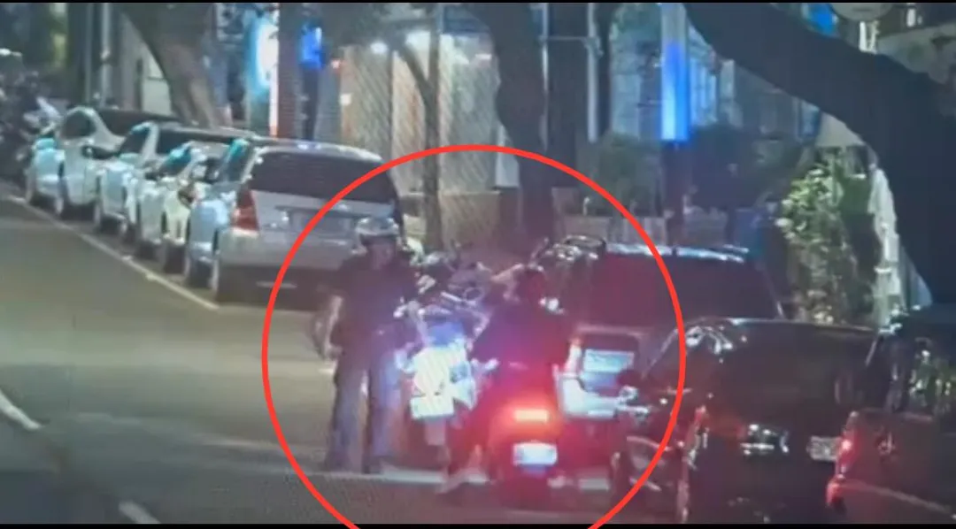 女子騎車違規拒收罰單還咬傷員警。（圖／翻攝畫面）
