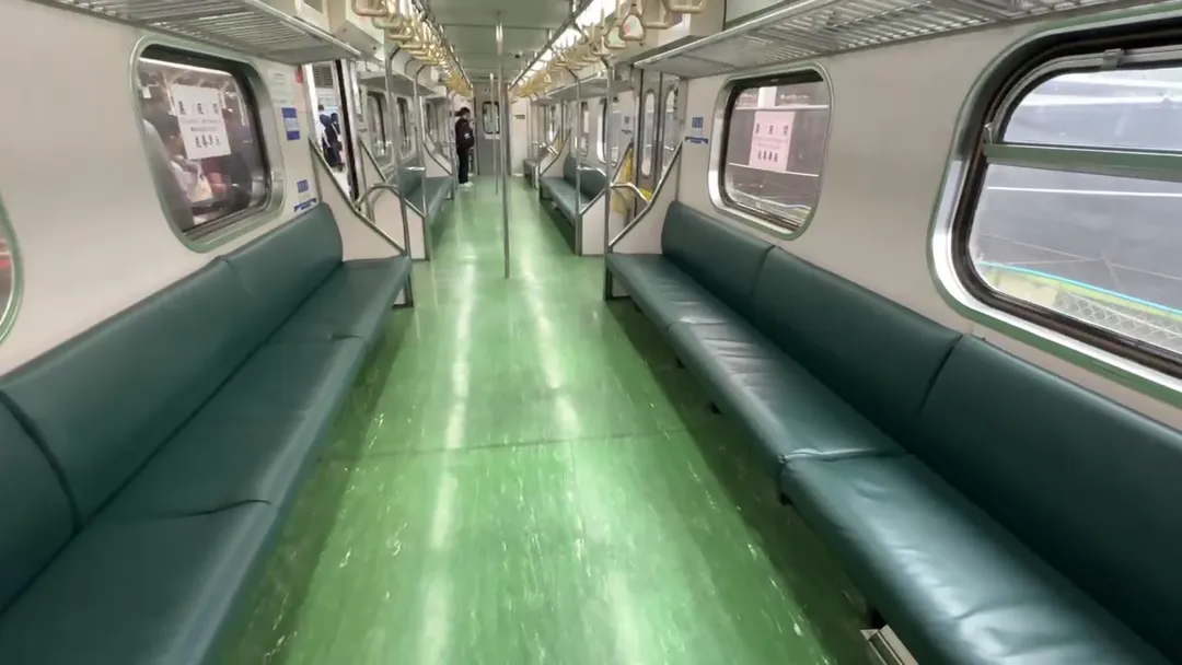 一名女網友搭乘台鐵區間車時,因以正常音量與男友通話遭到其他乘客投訴,引發網路熱議。(示意圖/中天新聞)