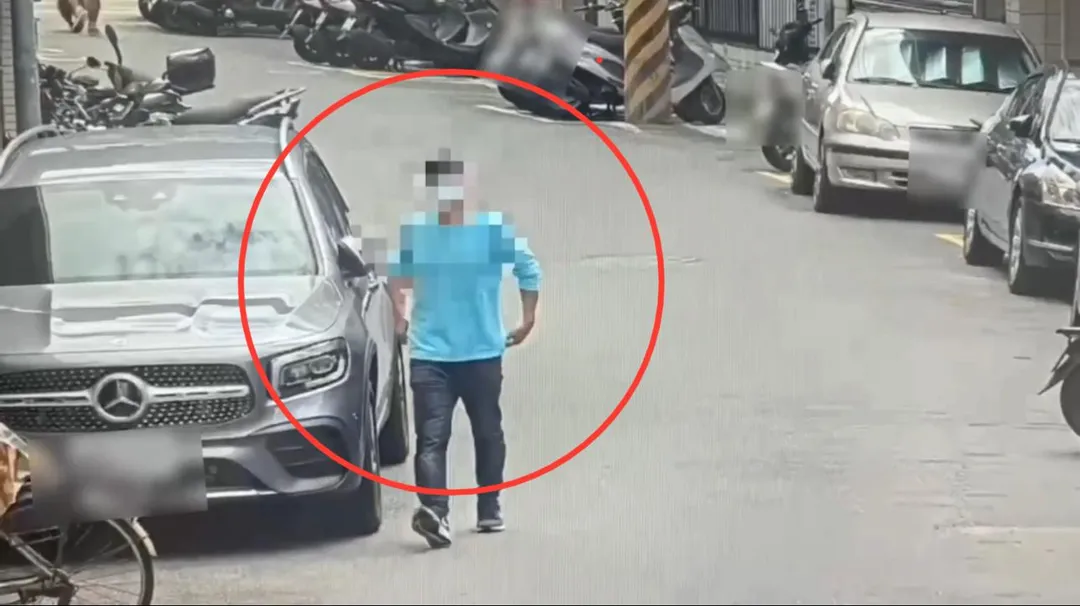 竊嫌犯案後離開現場被監視器拍下。(圖/翻攝畫面)