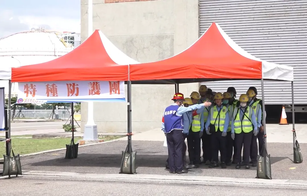 中油液化天然氣廠人員15日演習編組特種防護團。（圖／中天新聞）