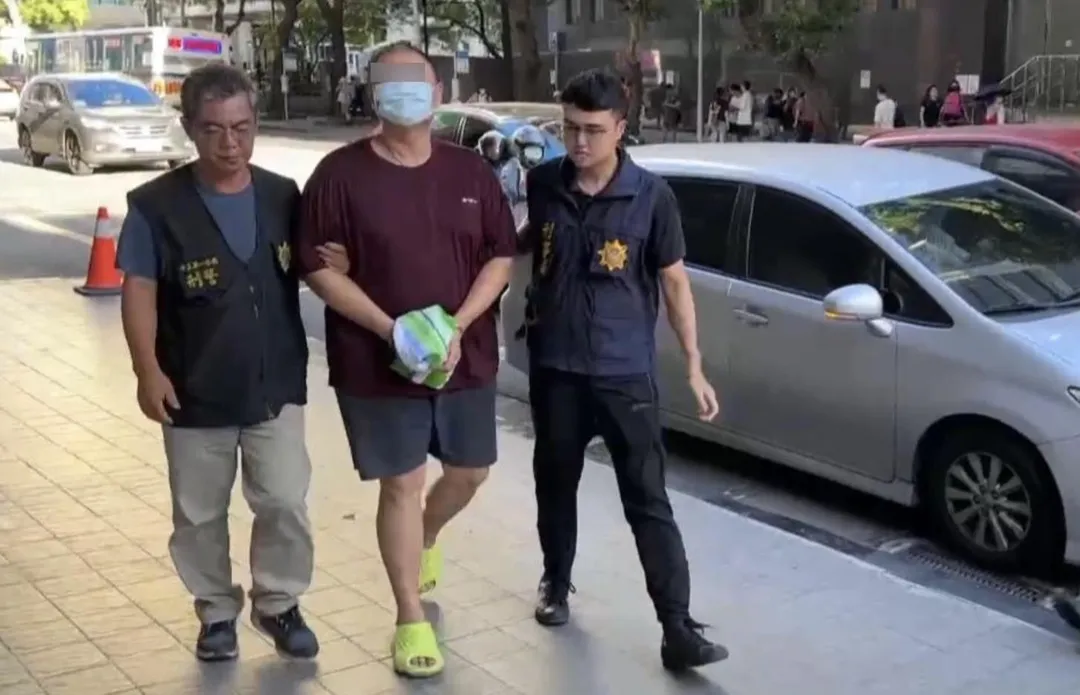 嫌犯販售假平板賺黑心錢遭警方逮捕。(圖/翻攝畫面)