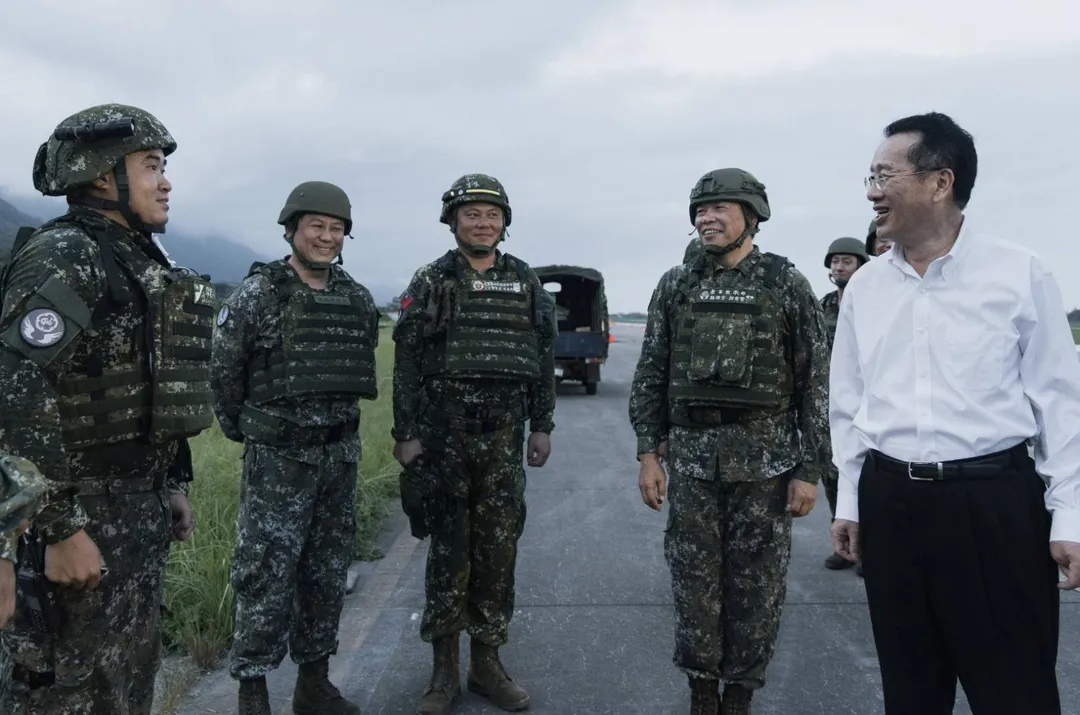 顧立雄慰勉空軍教準部參演官兵辛勞。(圖/國防部)