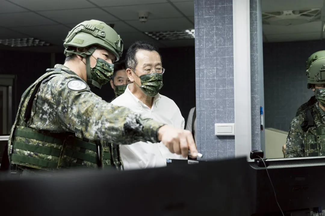 顧立雄在指揮所聽取簡報。(圖/國防部)