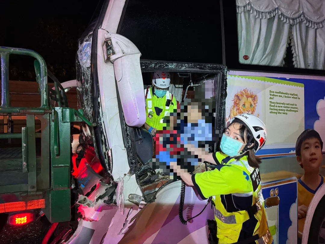 消防人員於晚間8點43分成功將受困的國光客運司機救出，並進行創傷處置。（圖／中天新聞）