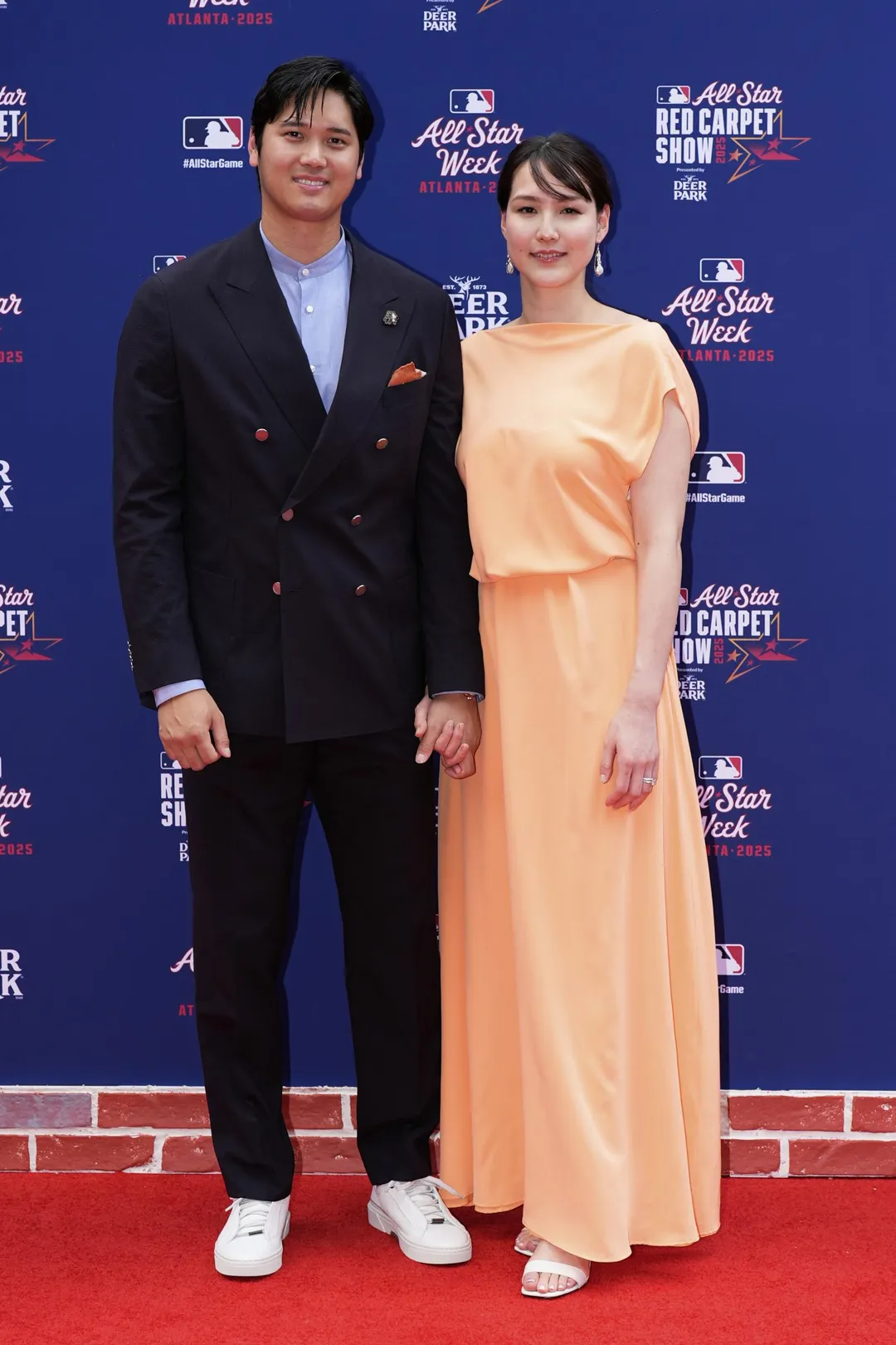 大谷與老婆走紅地毯。（圖／美聯社）