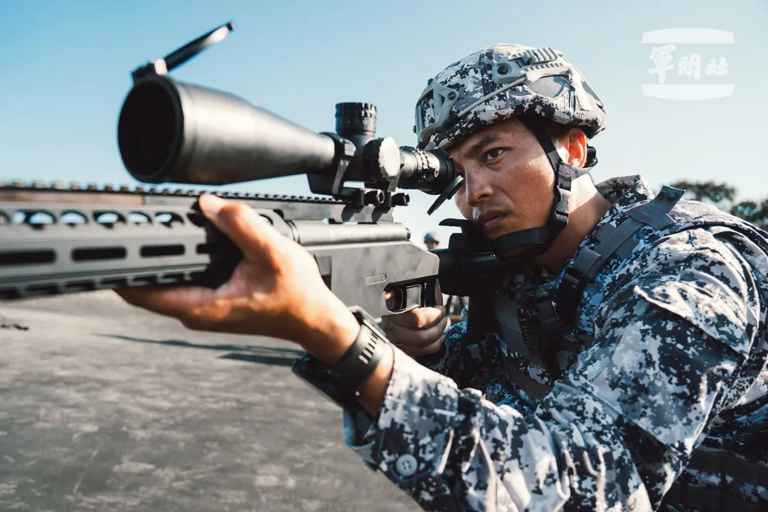 配備自製T108式7.62公厘狙擊槍的陸軍特指部狙擊手,穿著首次曝光的灰黑色系數位城市迷彩服。(圖/國防部)