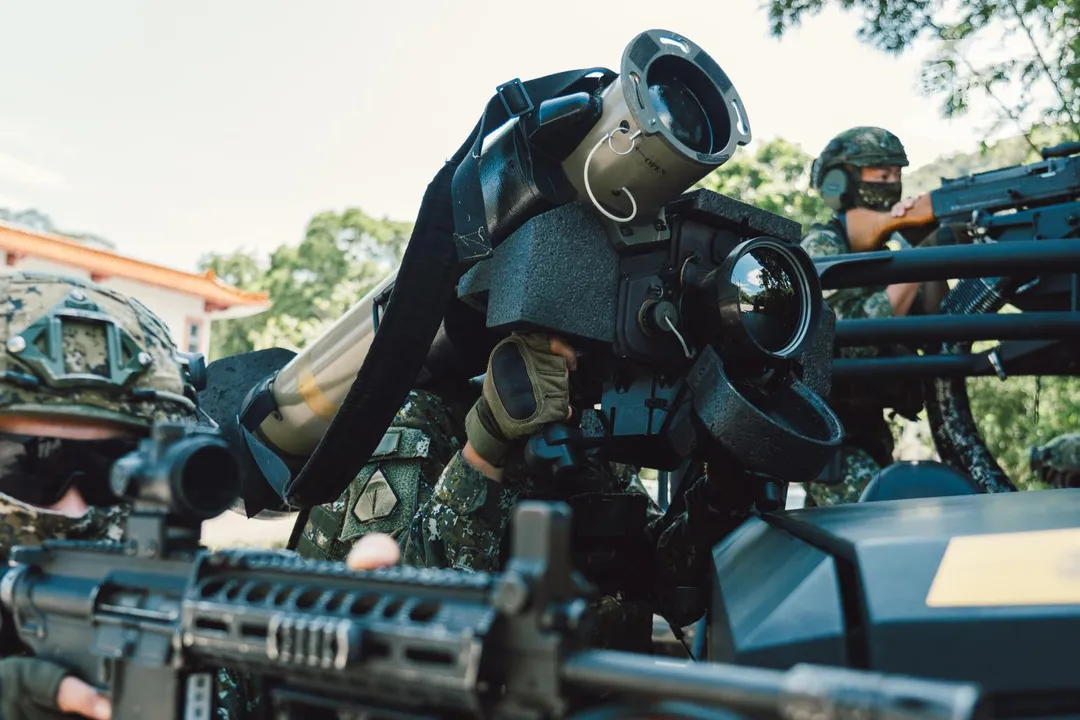 配備標槍飛彈的陸軍特戰官兵,在特戰突擊車旁就位。(圖/國防部)
