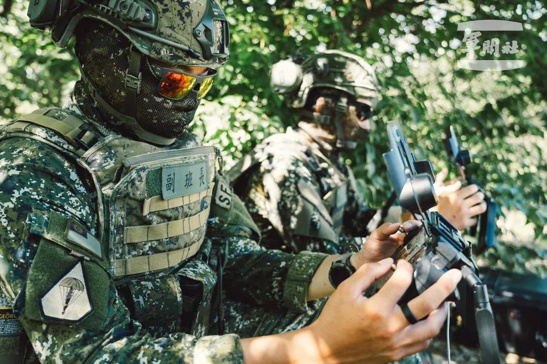 陸軍開始運用微型無人機實施空中偵察。（國防部提供）