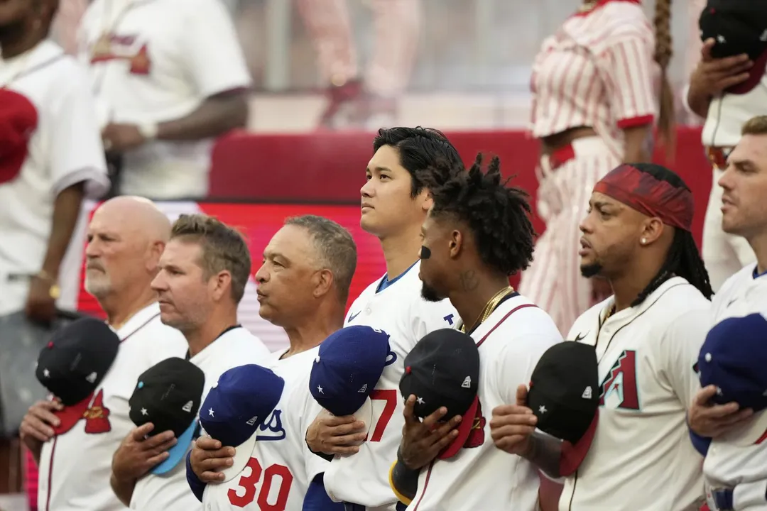 大谷翔平賽前列隊唱國歌。(圖/美聯社)