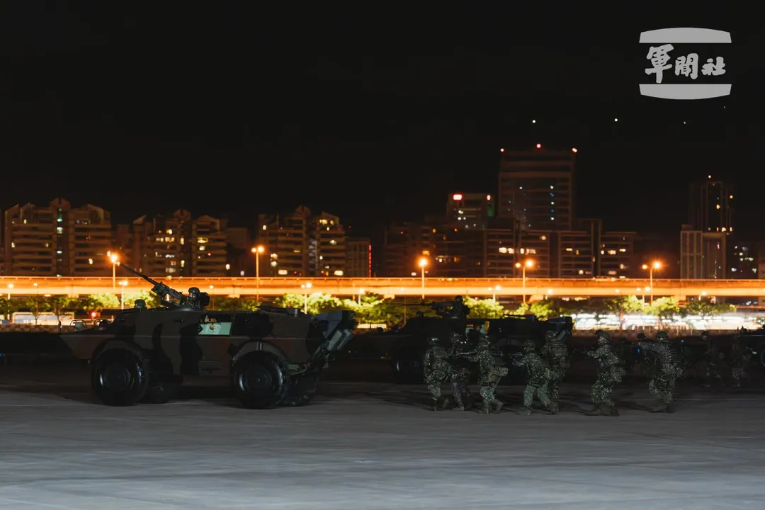 守備松山機場的空軍憲兵中隊官兵及V-150裝甲車。(圖/軍聞社)