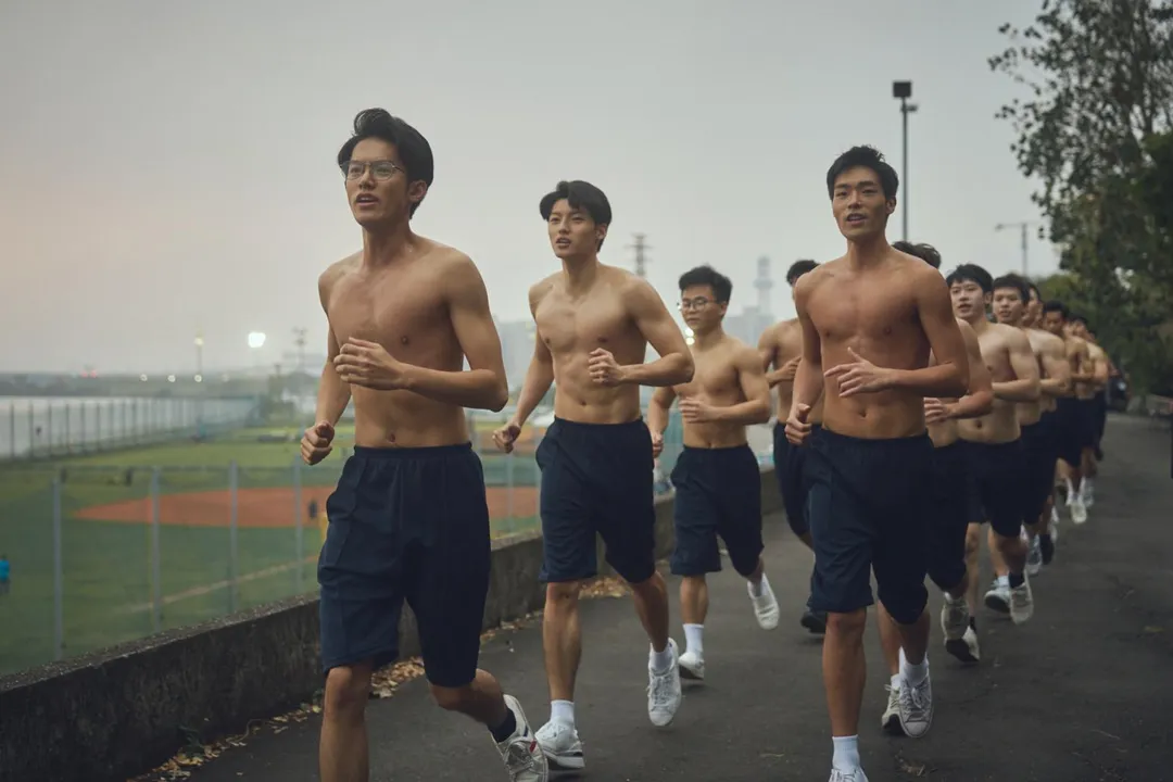 《進行曲》鮮肉男團裸身跑步畫面養眼。（圖／未來進行曲 提供）