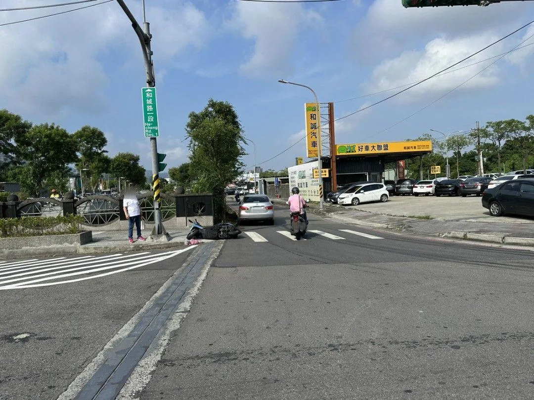 一名68歲林姓女子駕駛自小客車追撞前方正在直行的59歲沈姓女機車騎士，且並未立即煞車。（圖／警方提供）
