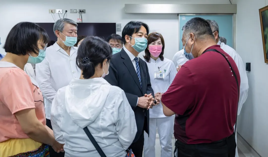 賴清德總統上午探視台電觸電員工(攝自賴清德臉書)