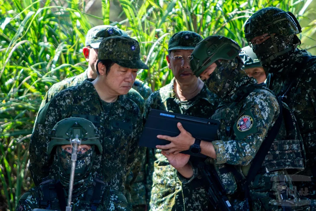 沈富雄質疑國軍坐4小時都不能撐如何打仗；圖為賴清德視導「漢光41號」演習。(圖/軍聞社)