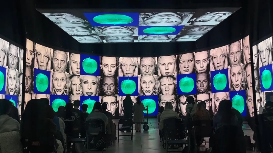 獨步全台的演唱會舞台 VJ 課程，在世新LVS智能攝製基地15 公尺寬 、6 公尺高的巨型 LED 螢幕，隨著音樂節奏互動播放作為期末成果驗收。（圖／世新大學提供）
