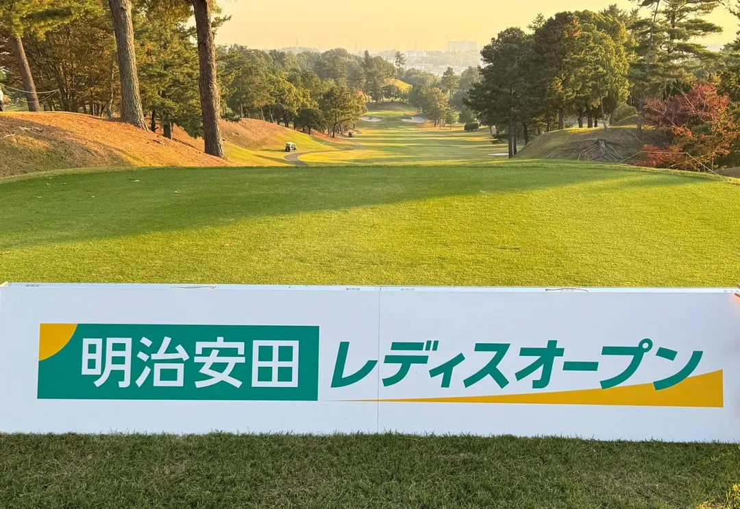 日本女子高球賽因熊出沒而賽事中斷。(圖/翻攝自社群平台X)