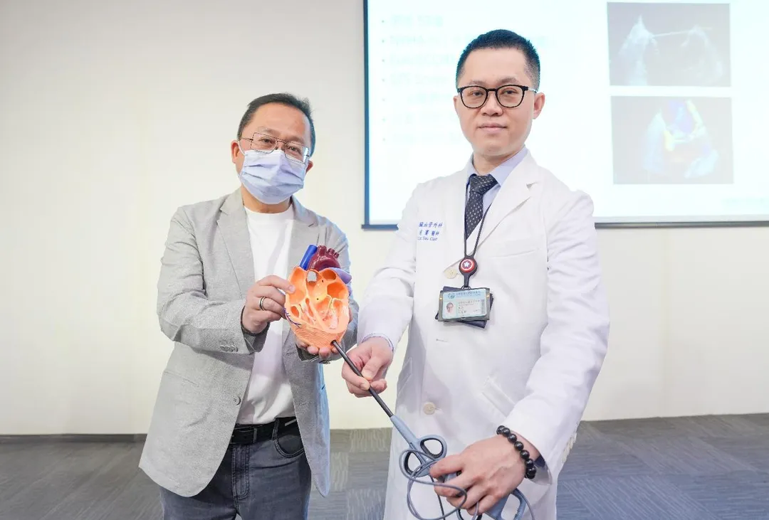 個案林先生(左)接受全台首例NeoChord心臟不停跳人工鍵索修補術結合PCI冠狀動脈介入術，免除開胸與心臟停跳風險。（圖／院方提供）