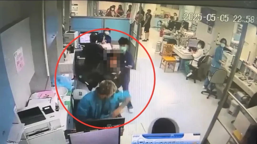 婦人持利剪從後方企圖攻擊醫師。（圖／翻攝畫面）