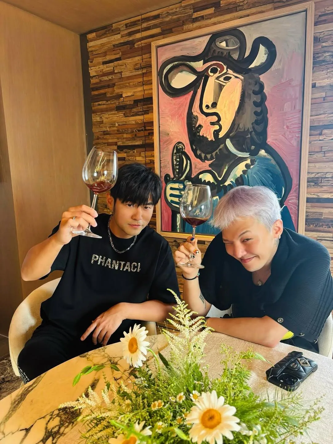 周杰倫同框天王GD，背後破億名畫引熱議。（圖／翻攝IG jaychou）