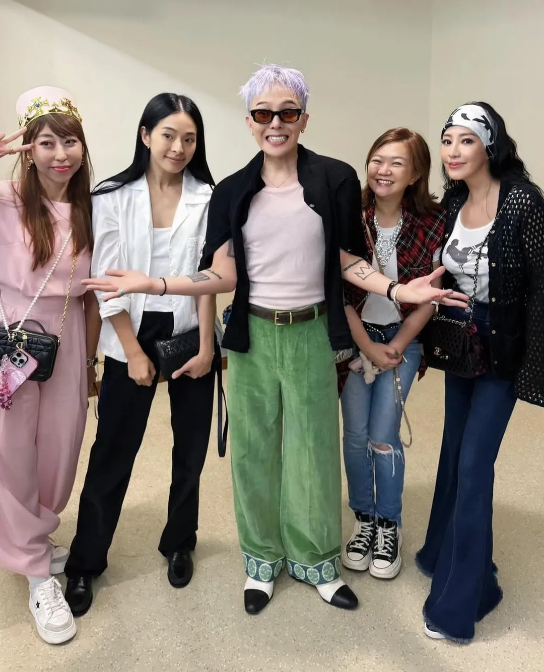 藝人關穎（右一）曬出與GD（中）在後台的合照。（圖／翻攝自關穎IG）