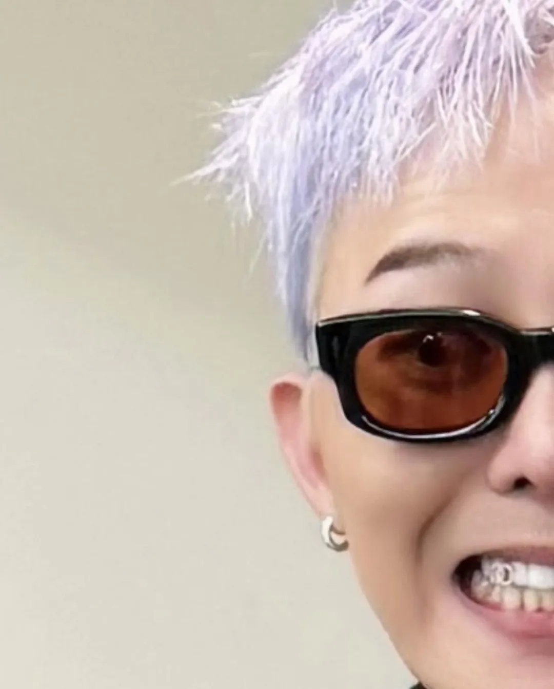 GD牙齒上帶有Chanel造型牙鑽，讓關穎直呼細節滿滿。（圖／翻攝自關穎IG）