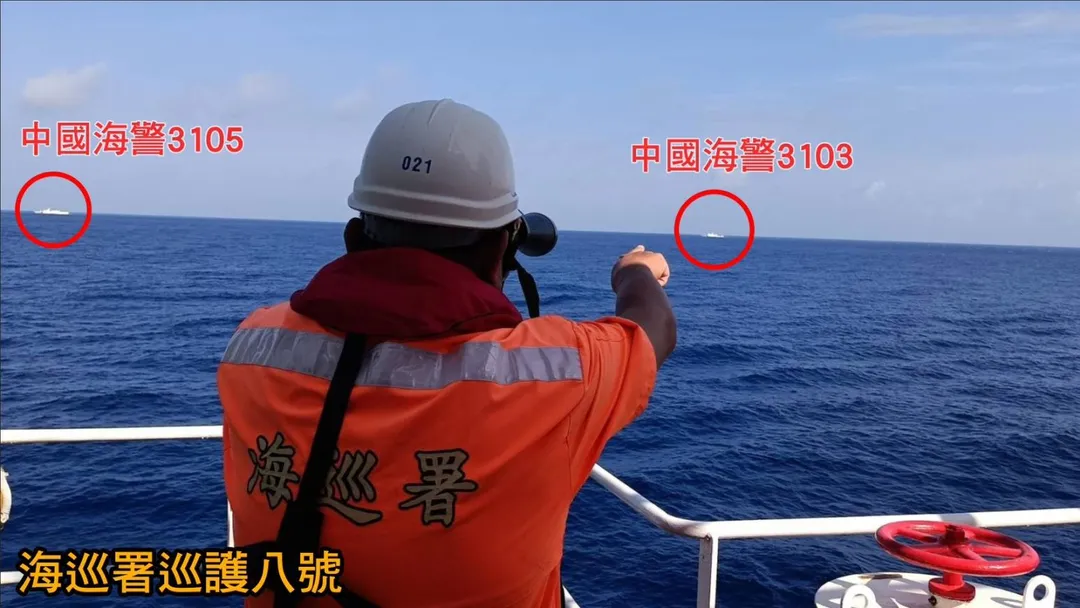 海巡署巡護八號監控大陸海警船。(圖/海巡署)