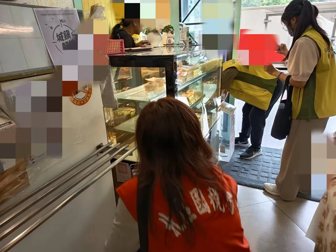 執行人員到世紀糕餅門市查封部分動產。（圖／翻攝自行政執行署宜蘭分署官網）