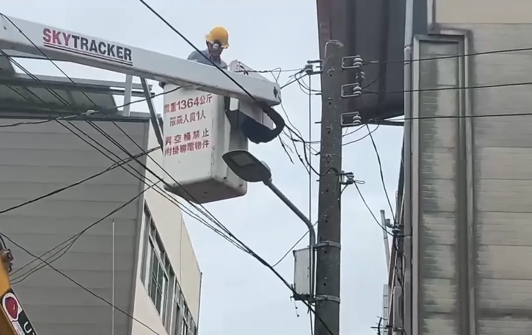 最近傳出台電員工不滿拼命搶修之餘淪為「大內宣擺拍素材」,台電16日晚間作出回應。圖為日前台電人員在台南搶修。(圖/資料照/非本次事件/台電提供)