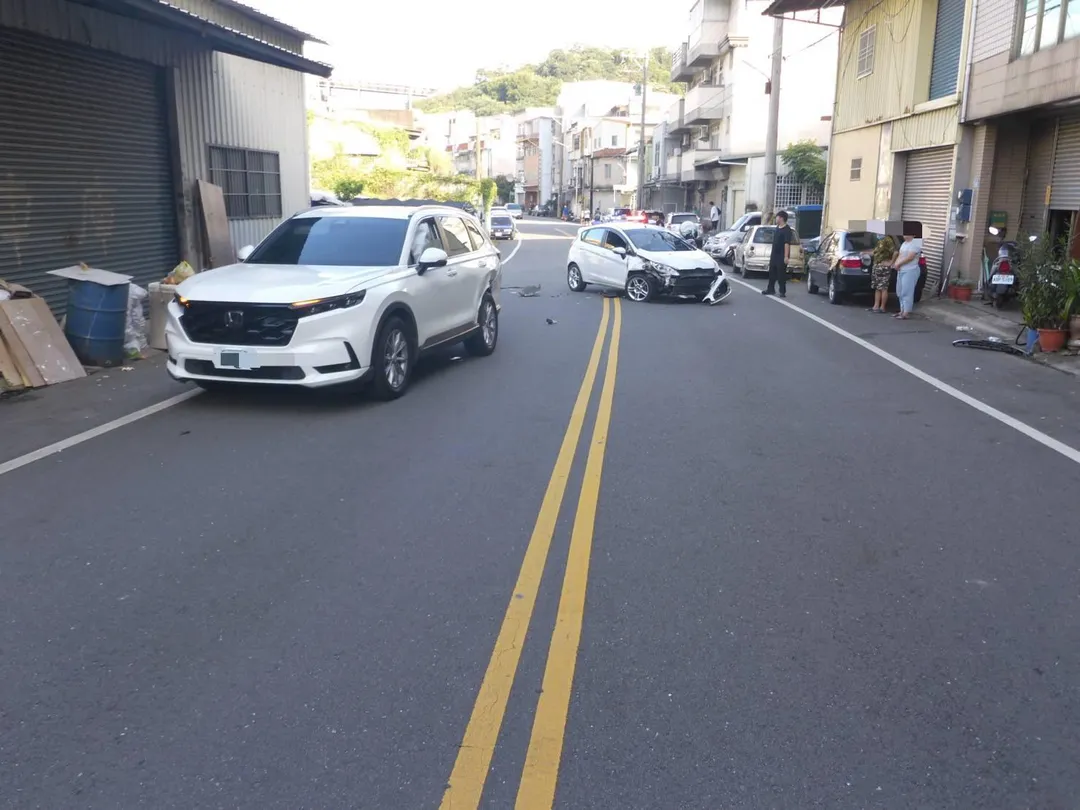 竹東鎮傳出肇事逃逸案件，駕駛據傳為派出所長之子。（圖／翻攝畫面）