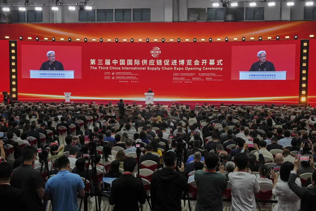 在談到中國大陸企業的發展時,黃仁勳特別提到華為的成就。(圖/美聯社)