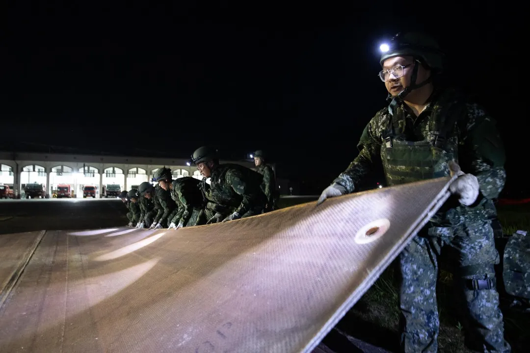 空軍官兵進行跑道搶修包的玻璃纖維面蓆組裝、鋪設。(圖/第5作戰區)