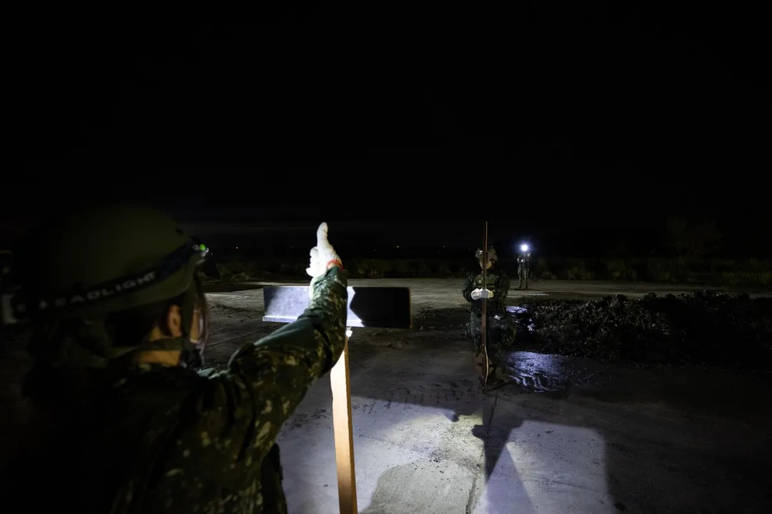 搶修官兵演練量測、標定爆炸彈坑的面積。(圖/第5作戰區)