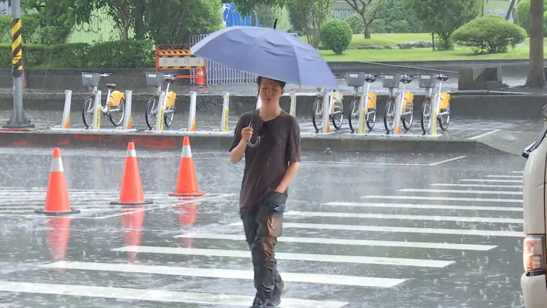中央氣象署於15日下午4時10分發布大雨特報，指出午後對流雲系發展旺盛，嘉義山區有機會出現局部大雨，提醒民眾注意雷擊及強陣風可能帶來的威脅。（資料圖／中天新聞）