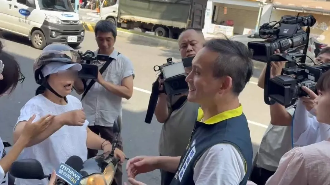 葉元之街頭反罷免宣講,遭嗆聲民眾吐口水(攝自中天新聞)