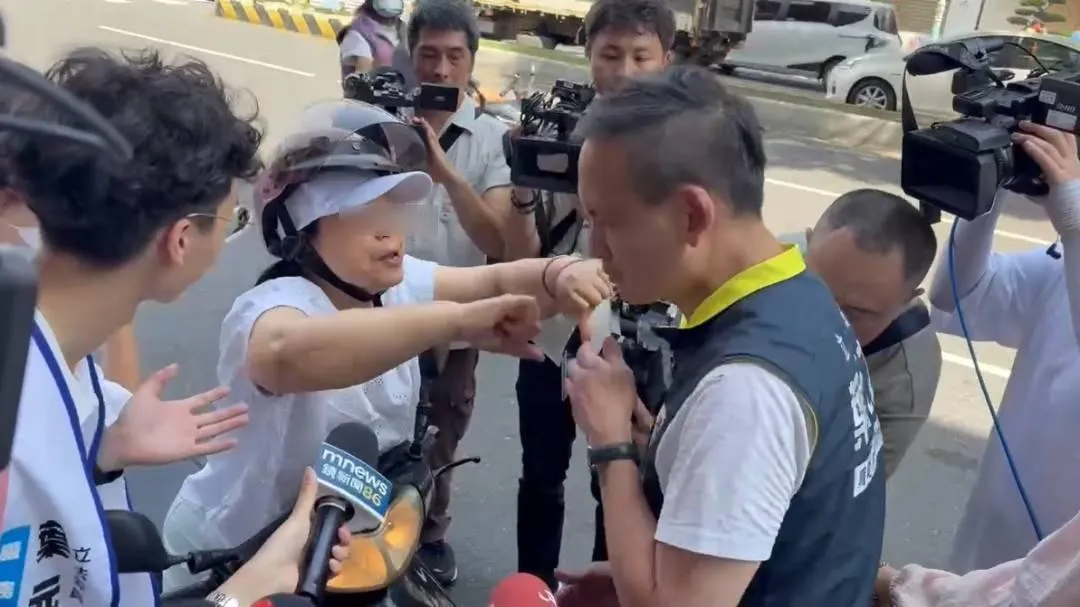 葉元之街頭反罷免宣講,遭嗆聲民眾吐口水(攝自中天新聞)