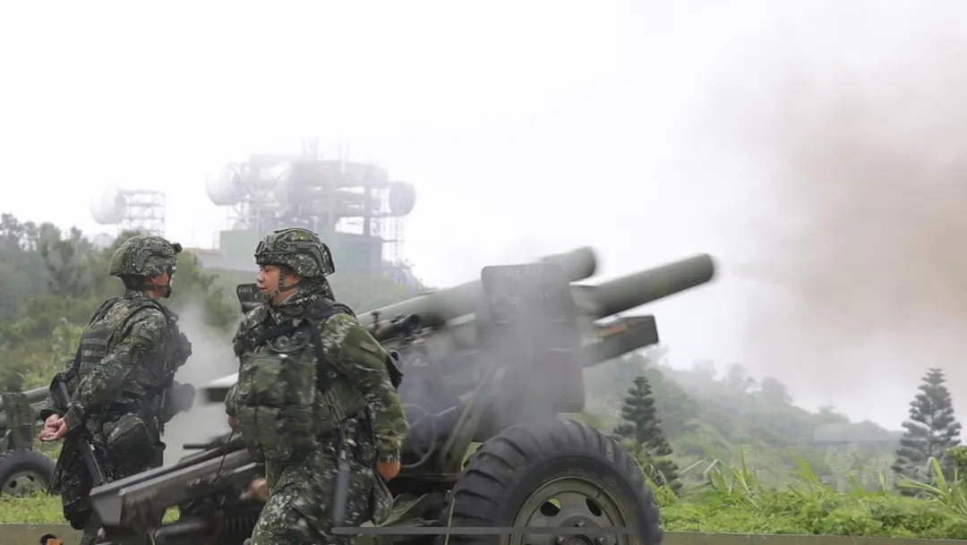 東指部砲兵連官兵射擊105公厘榴砲。(圖/東指部)